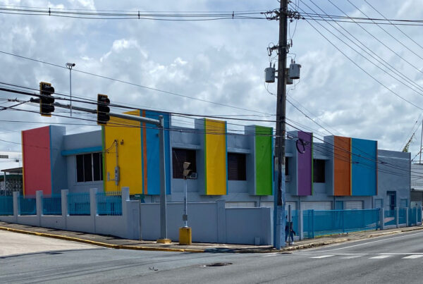 Edificio comercial disponible en alquiler en Carretera #2, entrada de Manatí, Puerto Rico