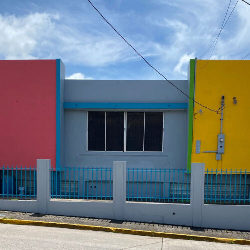 Área cercana al shopping center y bancos en la entrada de Manatí, Puerto Rico